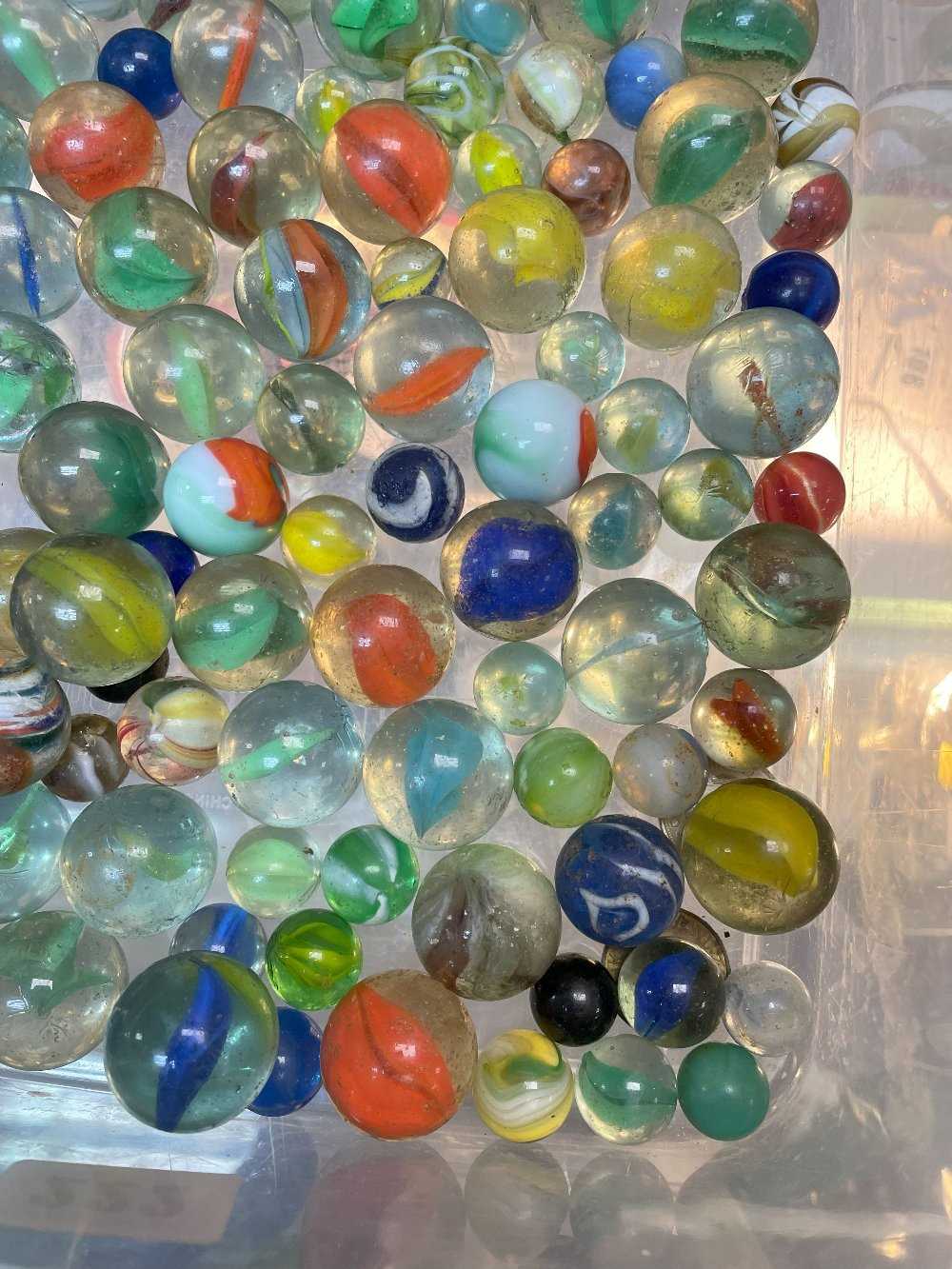 ASSORTED VINTAGE GLASS MARBLES, including at least 50x 1inch diam. marbles (appr 100+) - Image 5 of 6