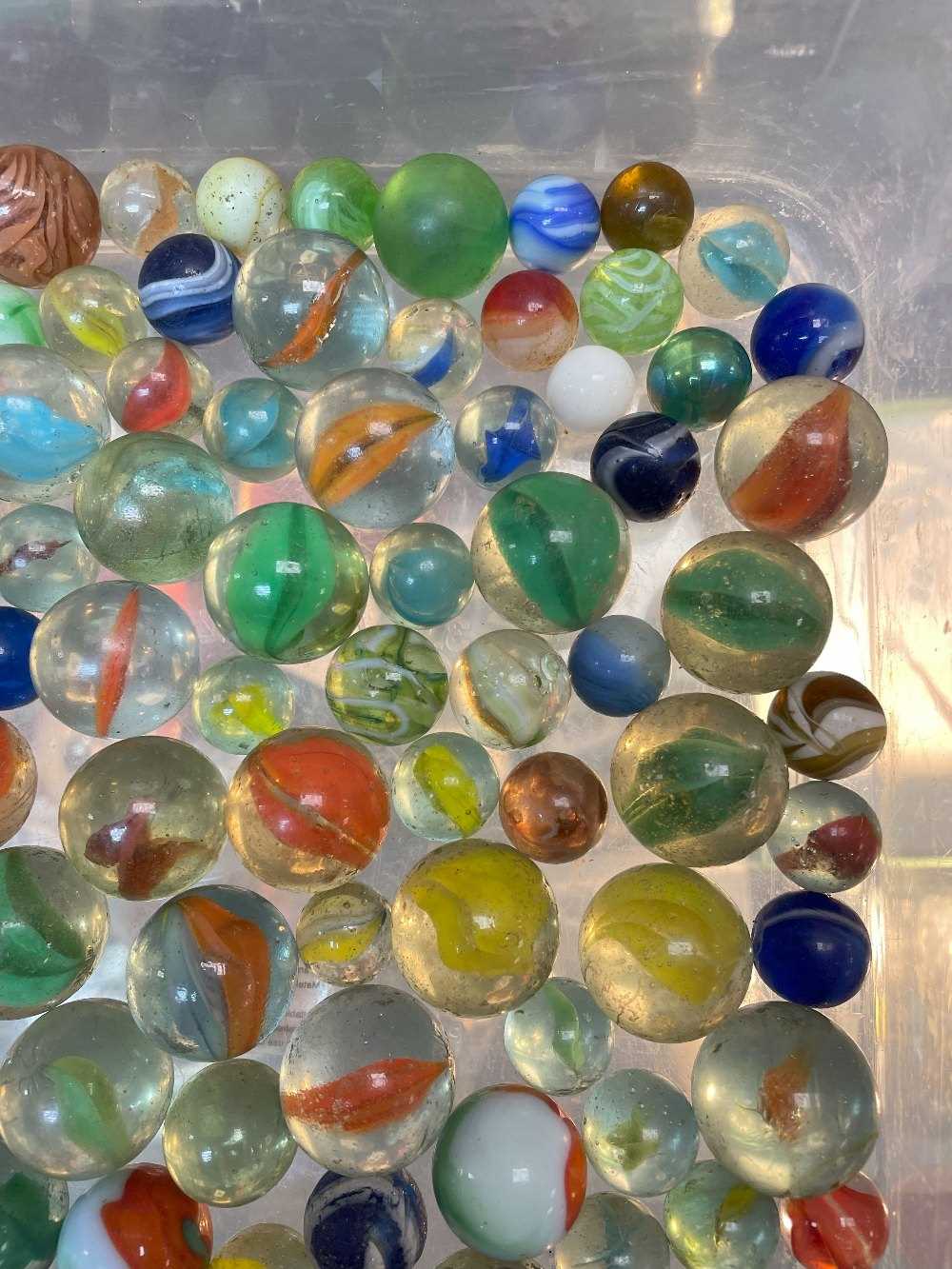 ASSORTED VINTAGE GLASS MARBLES, including at least 50x 1inch diam. marbles (appr 100+) - Image 4 of 6