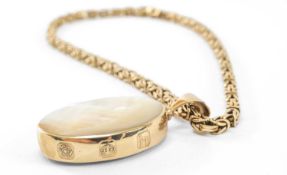 9CT GOLD CUB LINK CHAIN, with 9ct gold mother of pearl and onyx oval pendant, 54.9gms Provenance: