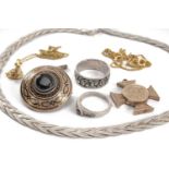 ASSORTED JEWELLERY comprising yellow metal agate set shield brooch, yellow metal locket pendant,