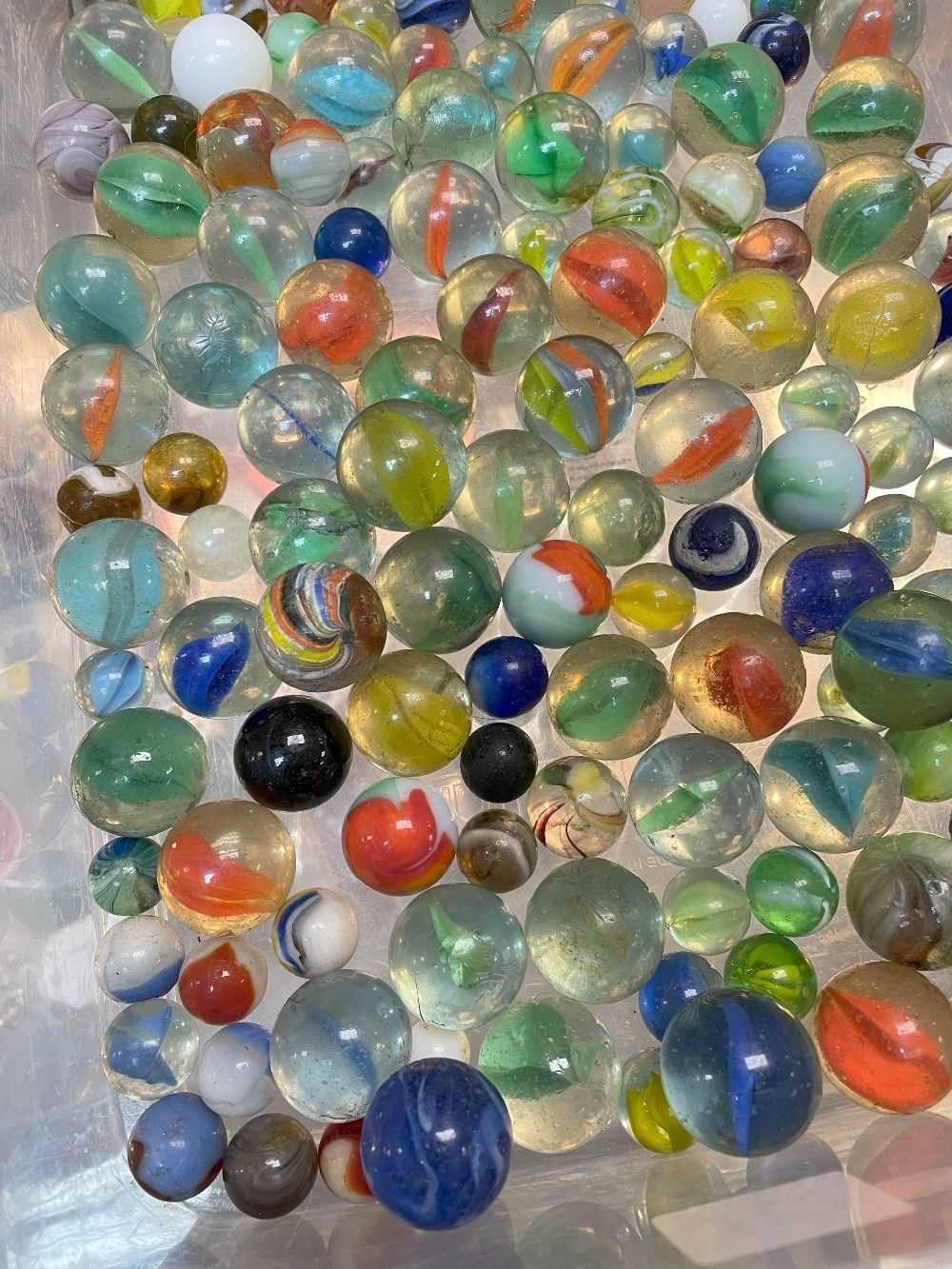 ASSORTED VINTAGE GLASS MARBLES, including at least 50x 1inch diam. marbles (appr 100+) - Image 3 of 6