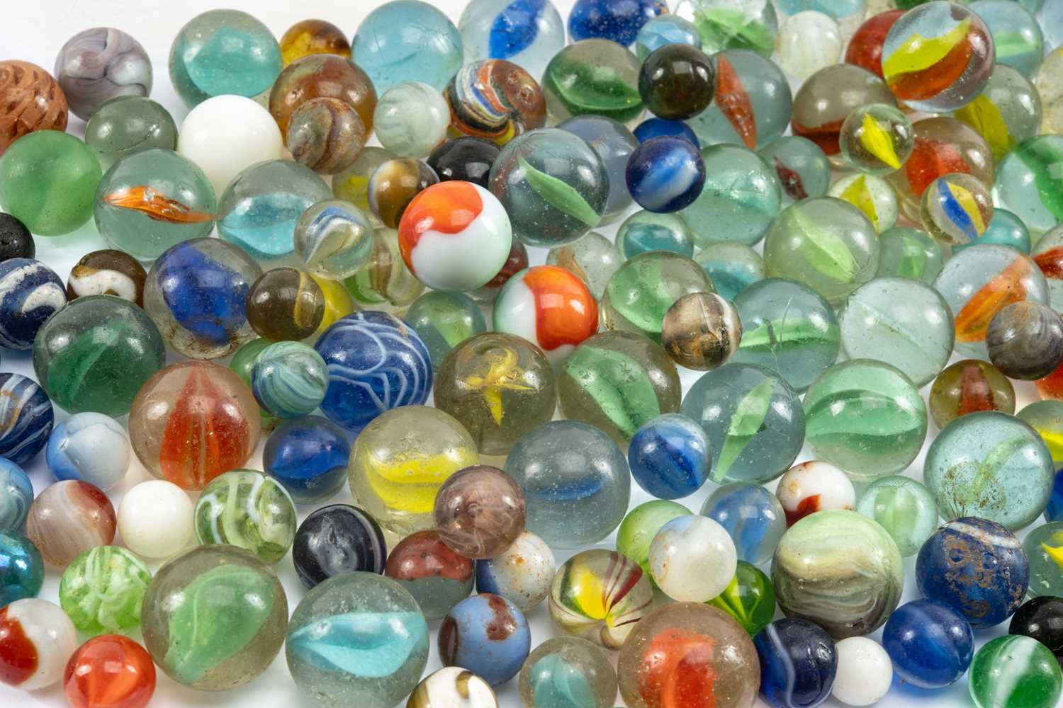 ASSORTED VINTAGE GLASS MARBLES, including at least 50x 1inch diam. marbles (appr 100+)