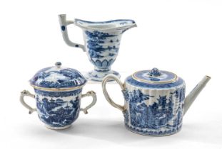THREE CHINESE EXPORT BLUE & WHITE VESSELS, Qianlong/Jiaqing, comprising circular reeded teapot and