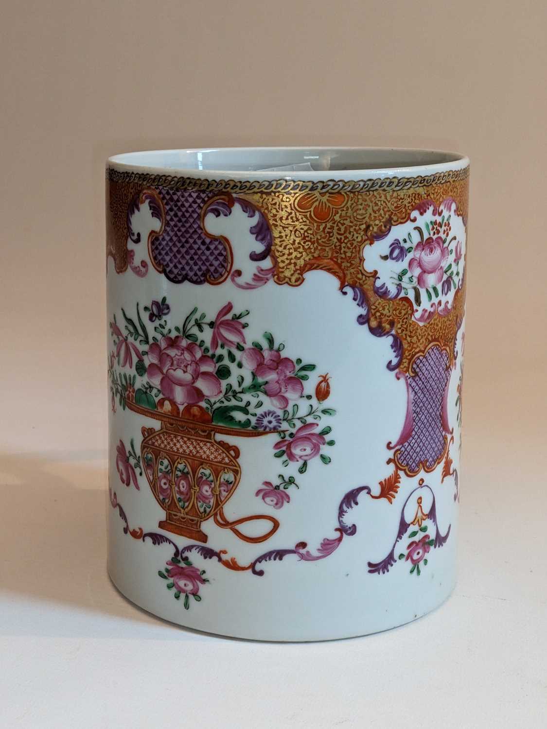 LARGE CHINESE FAMILLE ROSE TANKARD, Qianlong, decorated in the Mandarin palette with basket of - Image 3 of 4