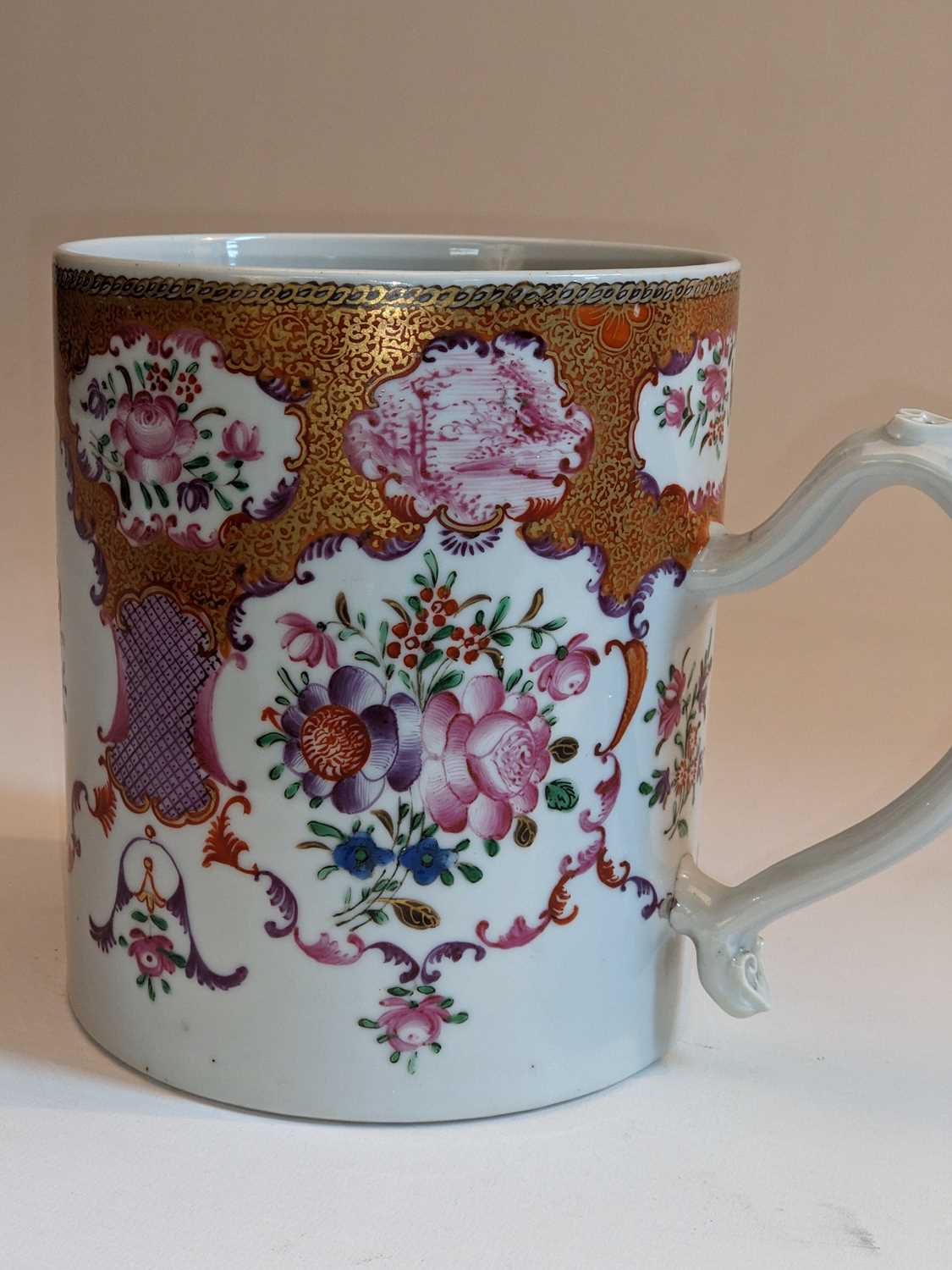 LARGE CHINESE FAMILLE ROSE TANKARD, Qianlong, decorated in the Mandarin palette with basket of - Image 2 of 4