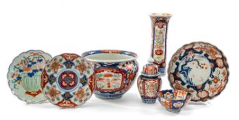 ASSORTED JAPANESE IMARI PORCELAIN, including jardiniere, 5-colour trumpet vase, kikugata bowl,