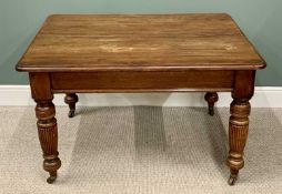 EDWARDIAN OAK DINING TABLE on reeded and turned supports with brown pot castors, 74cms H, 122cms