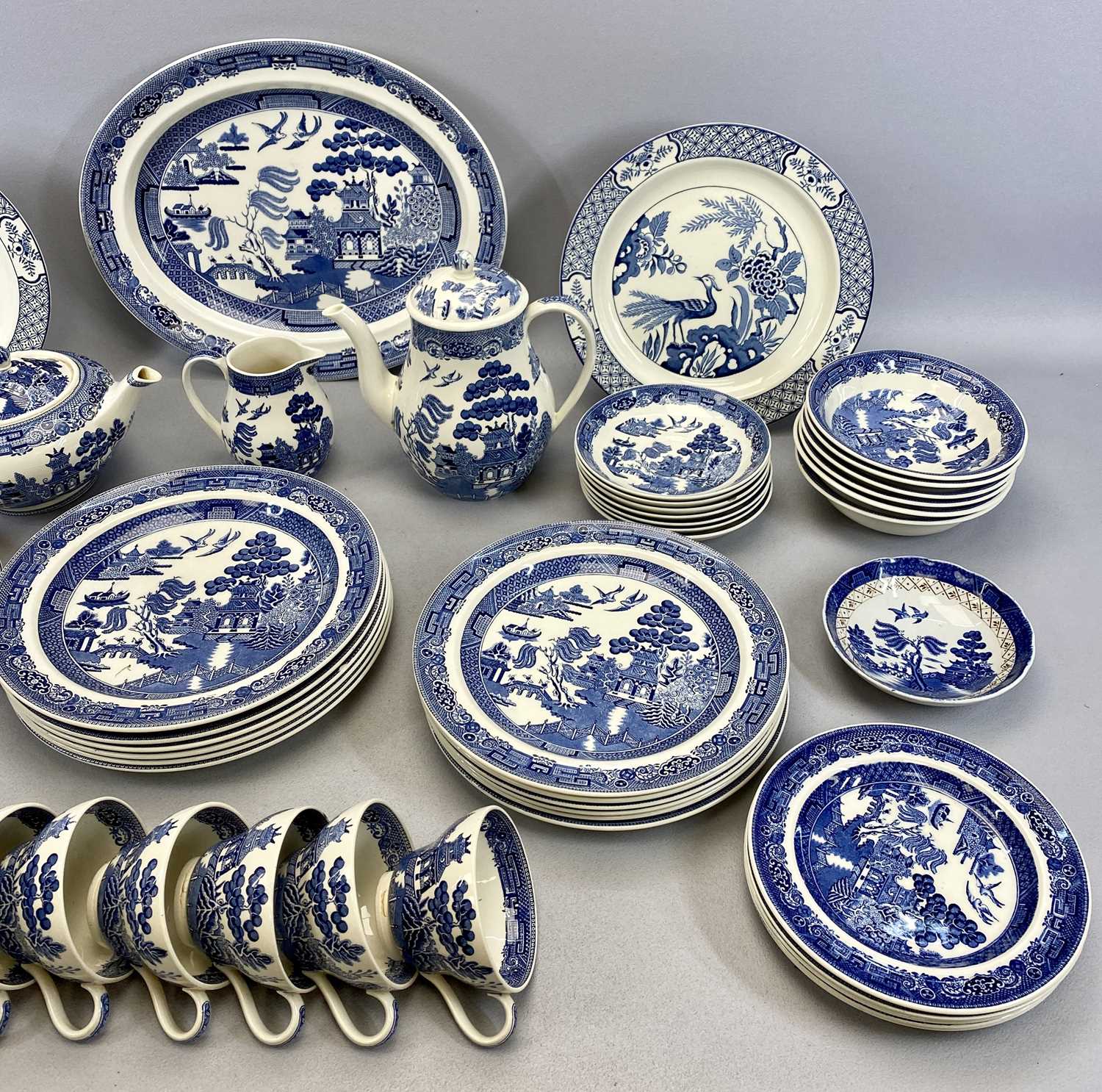 WEDGWOOD 'WILLOW PATTERN' BLUE & WHITE TABLEWARE, 6 x circular plates, 23.5cms diam., 1 x oval - Image 3 of 3
