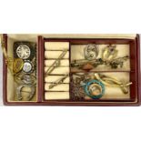 VICTORIAN & LATER JEWELLERY GROUP IN A MODERN JEWELLERY BOX, to include a nice quality Victorian