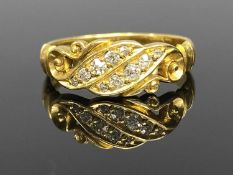 EDWARDIAN 18CT GOLD DIAMOND RING having a twist scroll mount set with ten small round cut diamonds