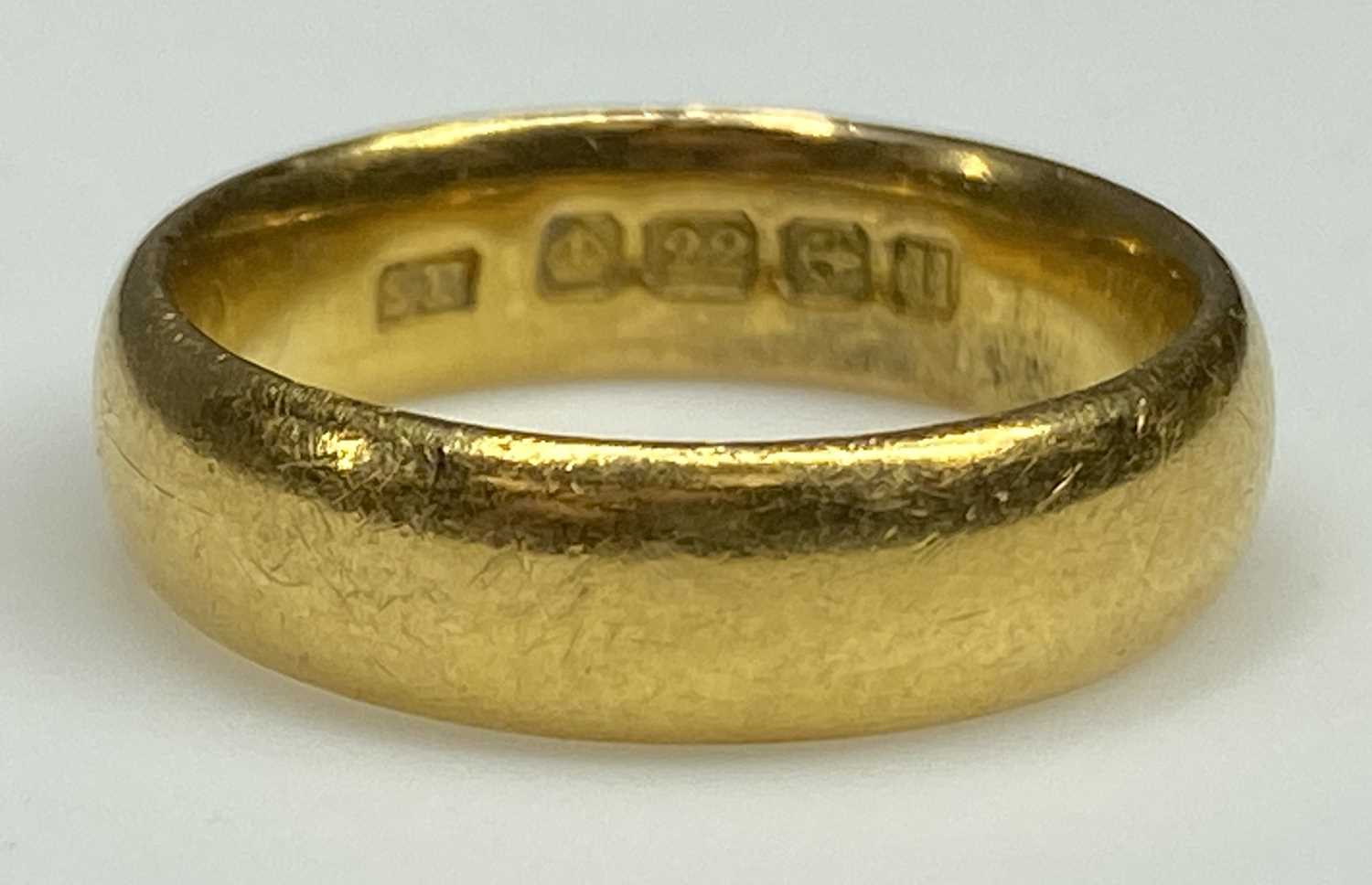 22CT GOLD WEDDING BAND, date marked Birmingham 1919, size N, 8.7g