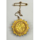 GEORGE V GOLD HALF SOVEREIGN, 1914 in a 9ct gold sunburst brooch mount with safety chain, 6.6g