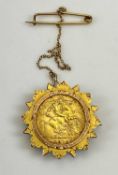 GEORGE V GOLD HALF SOVEREIGN, 1914 in a 9ct gold sunburst brooch mount with safety chain, 6.6g
