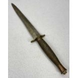 FAIRBAIRN-SYKES TYPE COMMANDO FIGHTING KNIFE, double edged blade, concentric ringed metal grip,