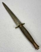 FAIRBAIRN-SYKES TYPE COMMANDO FIGHTING KNIFE, double edged blade, concentric ringed metal grip,