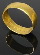 22CT GOLD WEDDING BAND marked Birmingham 1909, size K, 4g