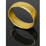 22CT GOLD WEDDING BAND marked Birmingham 1909, size K, 4g