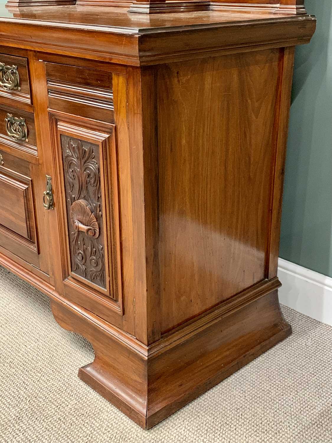 GOOD QUALITY MAHOGANY MIRRORBACK SIDEBOARD, circa 1900, having a carved top rail with shell detail - Image 4 of 5