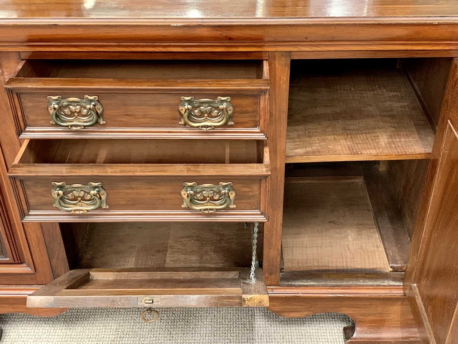 GOOD QUALITY MAHOGANY MIRRORBACK SIDEBOARD, circa 1900, having a carved top rail with shell detail - Image 3 of 5