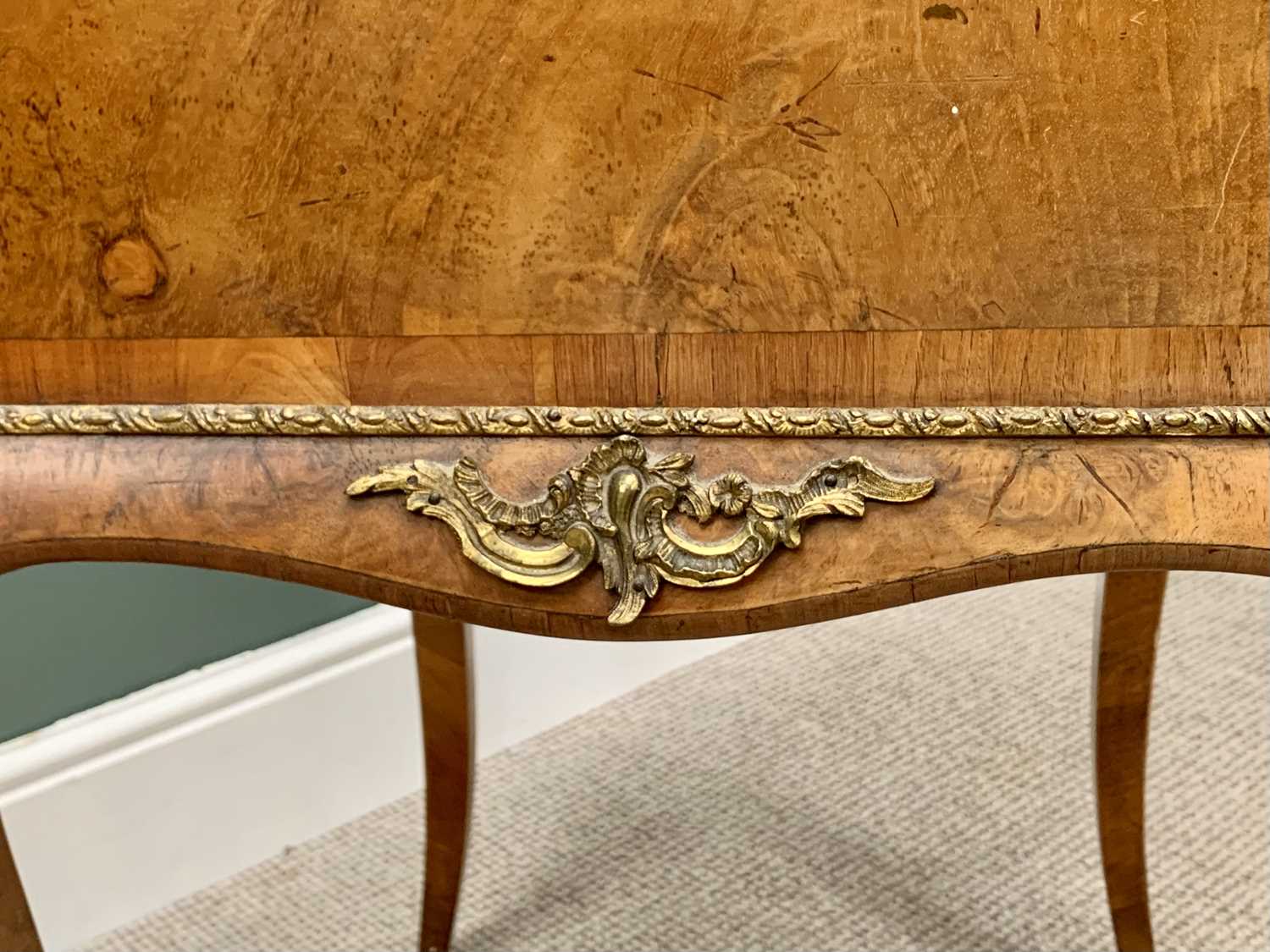 LATE 19TH / EARLY 20TH CENTURY FIGURED WALNUT BONHEUR DU JOUR, having a shaped top rail and mirrored - Image 8 of 10