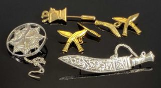 GURKHA RELATED & OTHER JEWELLERY IN 9CT GOLD AND OTHER METALS, to include a 9ct gold tie pin in