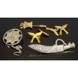 GURKHA RELATED & OTHER JEWELLERY IN 9CT GOLD AND OTHER METALS, to include a 9ct gold tie pin in