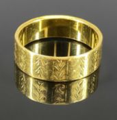 22CT GOLD RING, LONDON DATE MARKED 1960, having segmented chased outer detail, size K, 4.2g