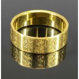 22CT GOLD RING, LONDON DATE MARKED 1960, having segmented chased outer detail, size K, 4.2g