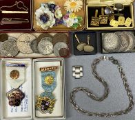MIXED JEWELLERY, COINS, MEDALS, COLLECTABLES GROUP, to include a gentleman's 9ct gold tie clip, 2.