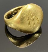 18CT GOLD MONOGRAMMED SIGNET RING, LONDON 1913, maker Goldsmiths & Silversmiths Co. Ltd, size K,