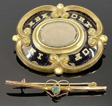 VICTORIAN PINCHBECK & BLACK ENAMEL MOURNING BROOCH & A 9CT GOLD BAR BROOCH, the larger item in
