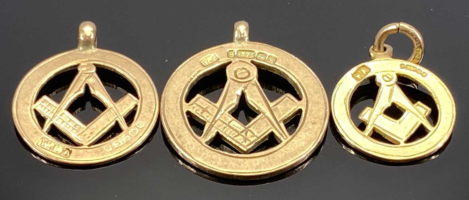 THREE 9CT GOLD MASONIC CIRCULAR PENDANTS, graduating sizes, 17mm diam. (the smallest), 19mm diam. ( - Image 2 of 2