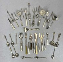 MIXED HALLMARKED SILVER, CONTINENTAL SILVER, WHITE METAL & EPNS TABLE CUTLERY (16) & A SILVER BLADED