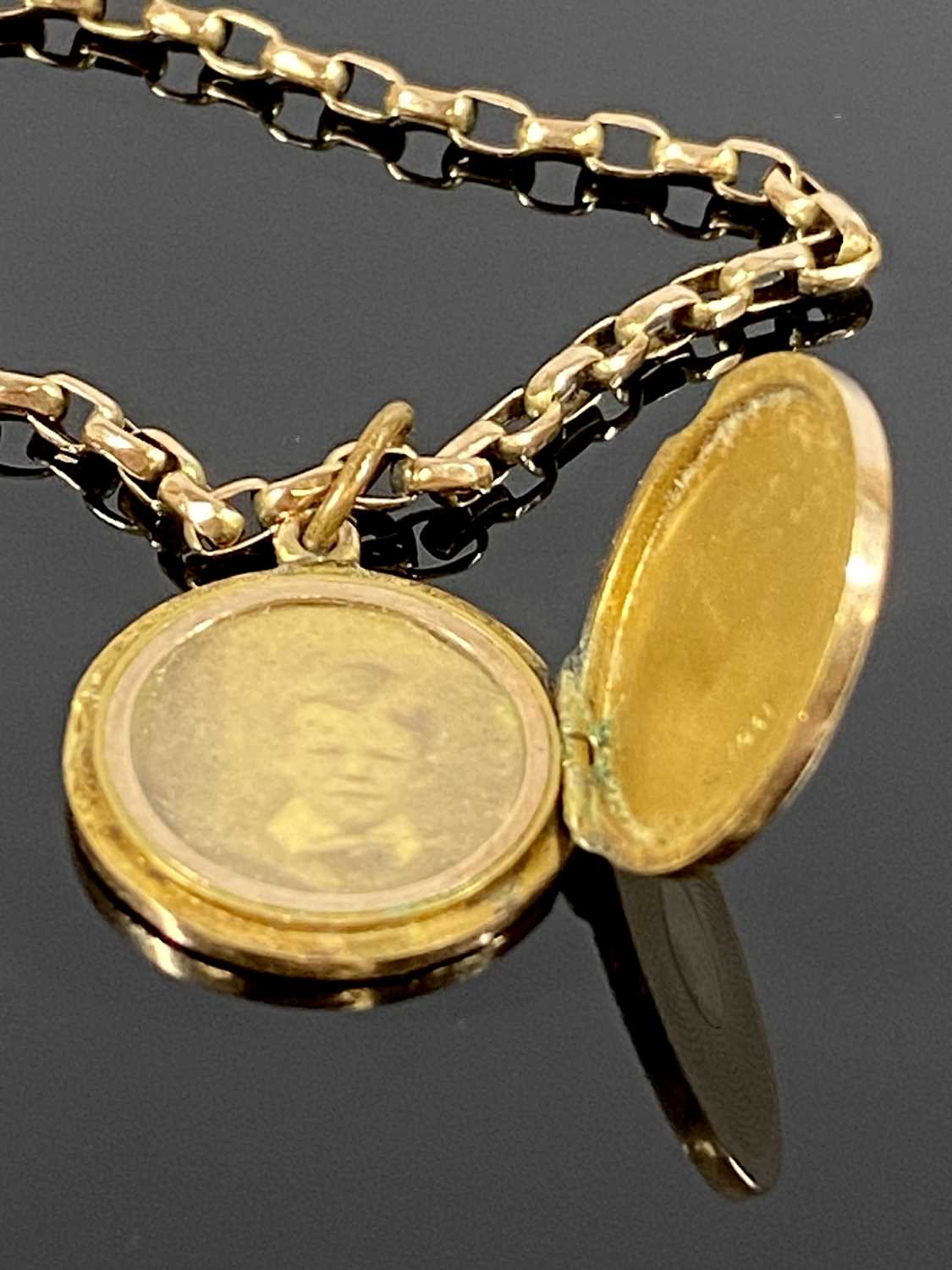 10CT GOLD CIRCULAR LOCKET ON A BELCHER LINK 9CT GOLD NECKLACE, the locket having engine turned - Image 3 of 3