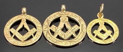 THREE 9CT GOLD MASONIC CIRCULAR PENDANTS, graduating sizes, 17mm diam. (the smallest), 19mm diam. (