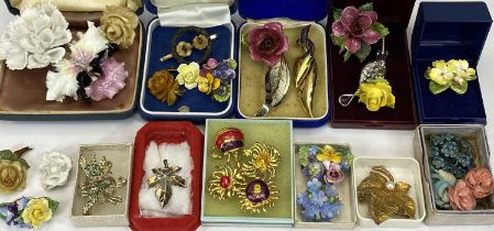 CERAMIC, METALWARE & OTHER COMPOSITION FLOWER / LEAF BROOCH COLLECTION x 26, makers include