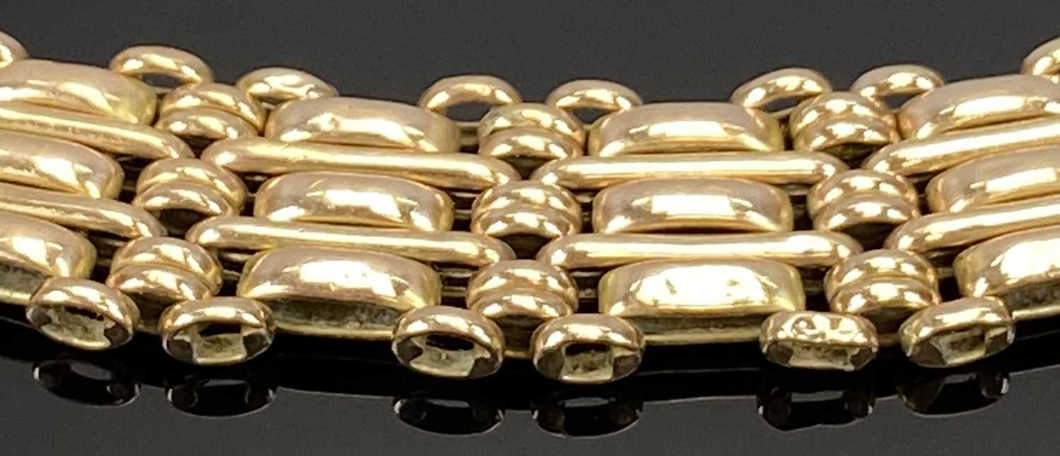 VINTAGE 9CT GOLD PART TEXTURED LINK BRACELET WITH PADLOCK CLASP & SAFETY CHAIN, circa 1900, 17. - Image 3 of 3