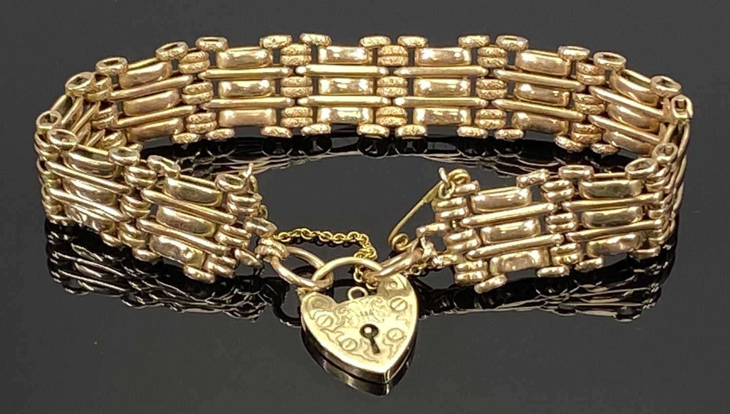 VINTAGE 9CT GOLD PART TEXTURED LINK BRACELET WITH PADLOCK CLASP & SAFETY CHAIN, circa 1900, 17.
