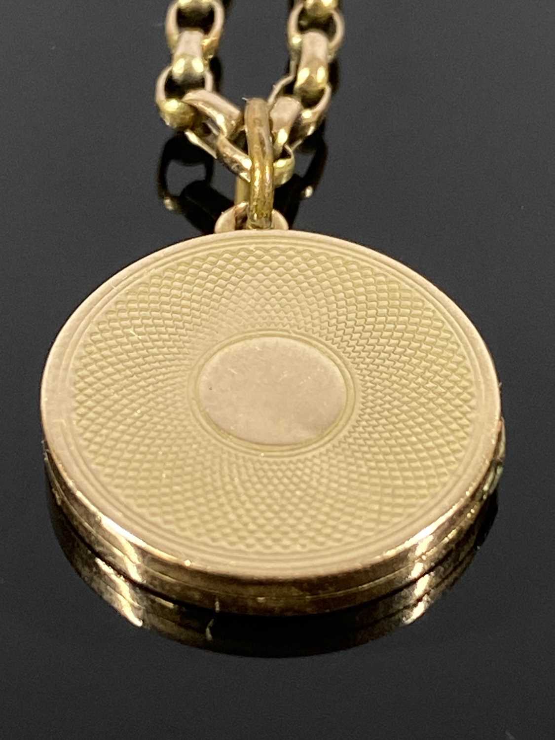 10CT GOLD CIRCULAR LOCKET ON A BELCHER LINK 9CT GOLD NECKLACE, the locket having engine turned - Image 2 of 3