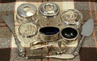 SMALL SILVER ITEMS BIRMINGHAM comprising 2 x silver lidded hair tidy jars, 2 x odd salts, 2 x napkin
