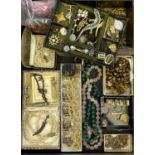 VICTORIAN & LATER JEWELLERY GROUP IN 9CT GOLD, SILVER AND OTHER MATERIALS, lot includes a vintage