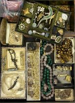 VICTORIAN & LATER JEWELLERY GROUP IN 9CT GOLD, SILVER AND OTHER MATERIALS, lot includes a vintage