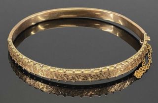 EDWARD VII 9CT GOLD HOLLOW CORE BANGLE, Birmingham date marked 1901, half chased decoration with