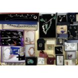 GOOD COLLECTION OF MAINLY HALLMARKED & 925 STAMPED SILVER JEWELLERY, many items set with hard and