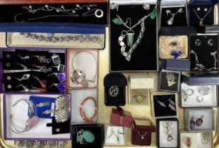 GOOD COLLECTION OF MAINLY HALLMARKED & 925 STAMPED SILVER JEWELLERY, many items set with hard and