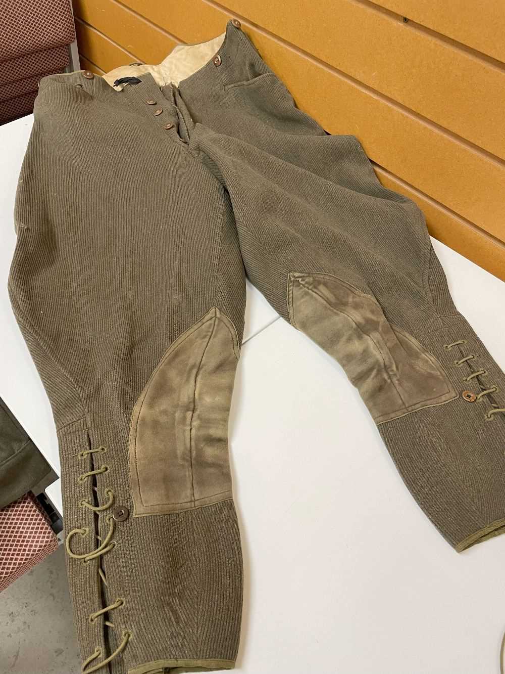 THE MILITARY CLUB HOUSE: VINTAGE BRITISH ARMY UNIFORM ITEMS & BELTS including belt with 48 - Image 24 of 27