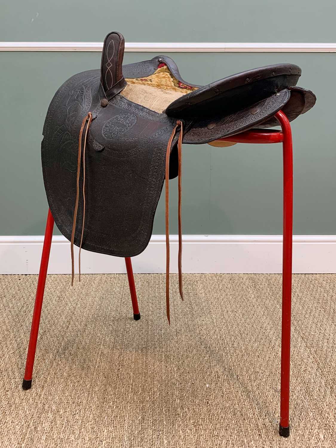 THE EQUESTRIAN CLUB HOUSE: TEXAS SIDE SADDLE, c. 1880, tooled leather and carpet seat, 66cms long - Image 4 of 5