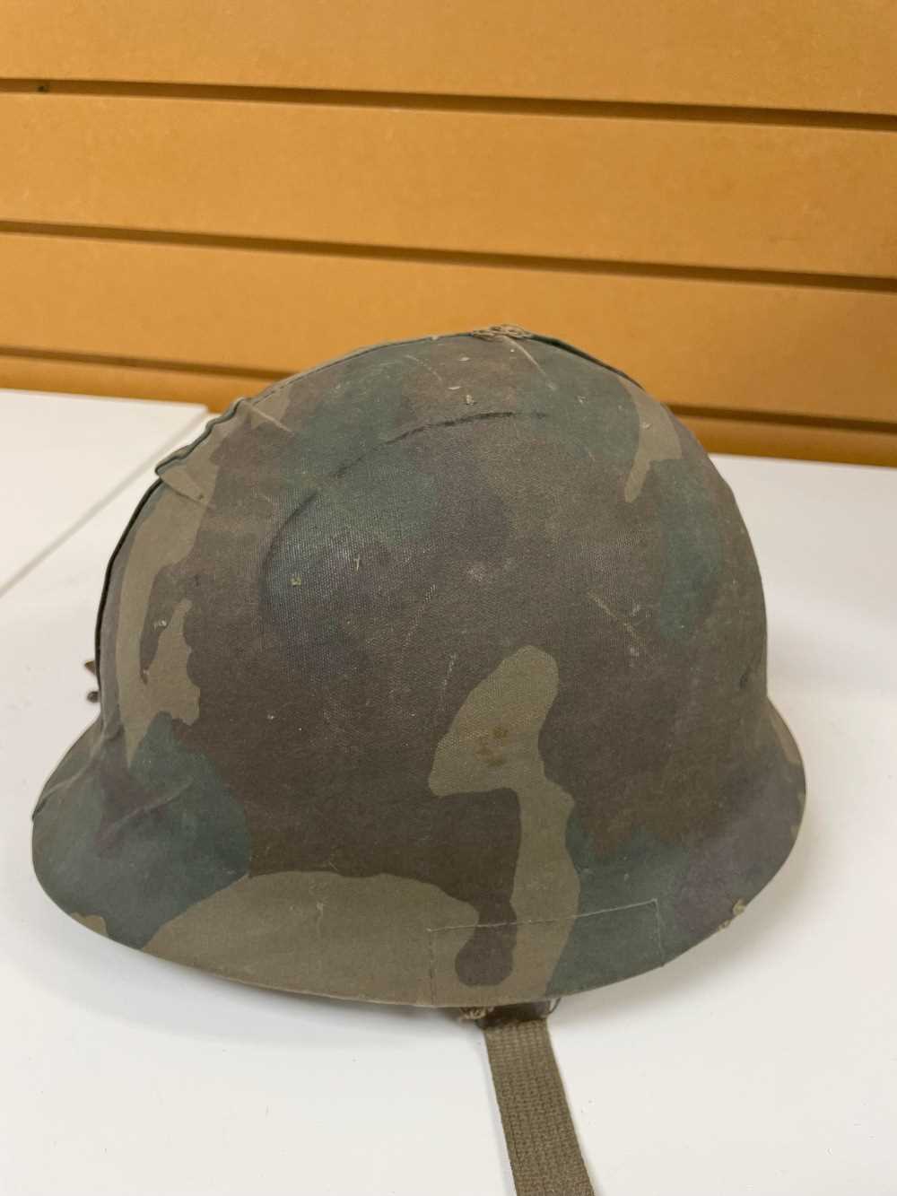 THE MILITARY CLUB HOUSE: A 1982 ARGENTINE INFANTRY HELMET FROM THE FALKLANDS CONFLICT with - Image 9 of 10