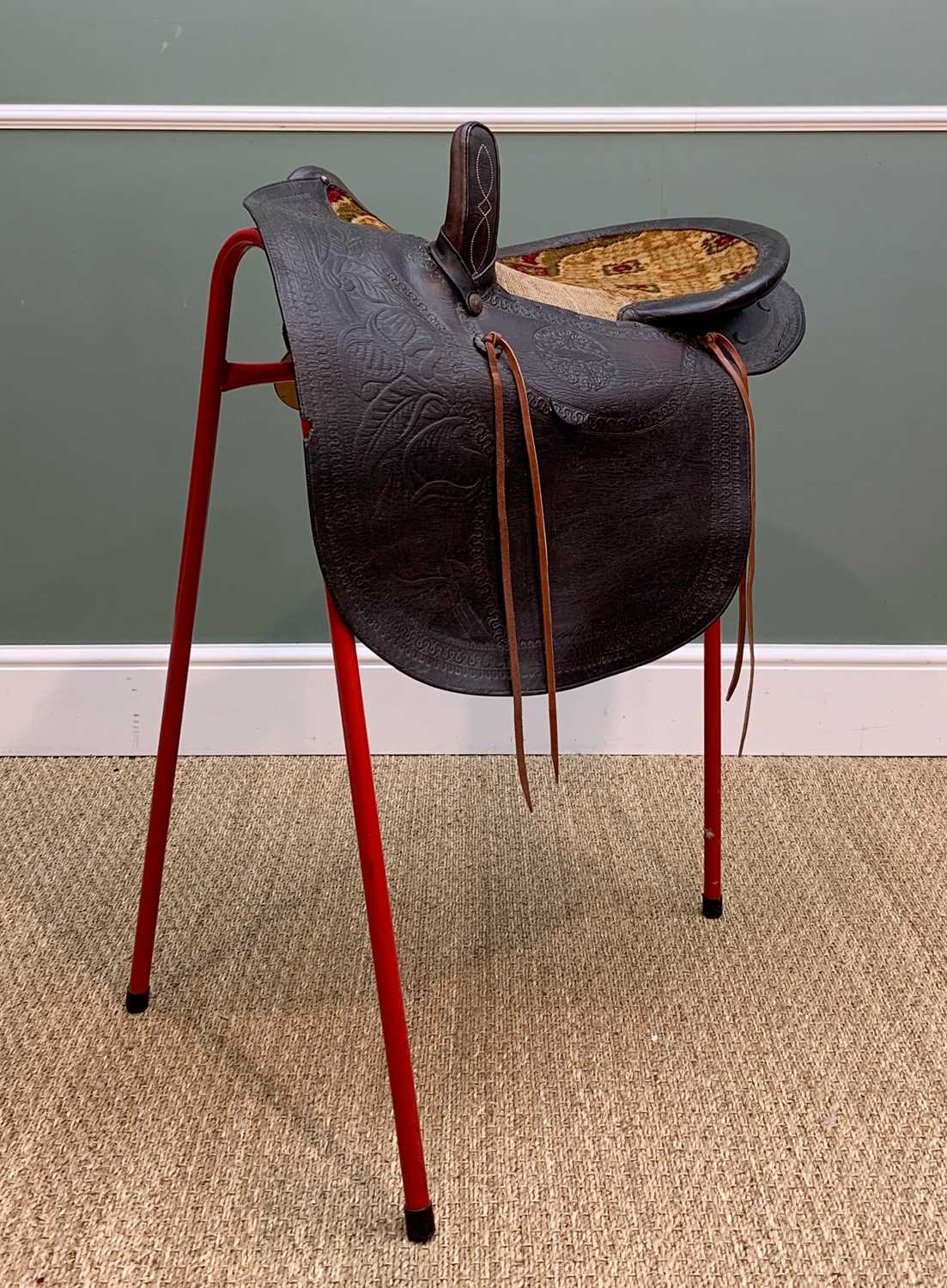 THE EQUESTRIAN CLUB HOUSE: TEXAS SIDE SADDLE, c. 1880, tooled leather and carpet seat, 66cms long - Image 2 of 5