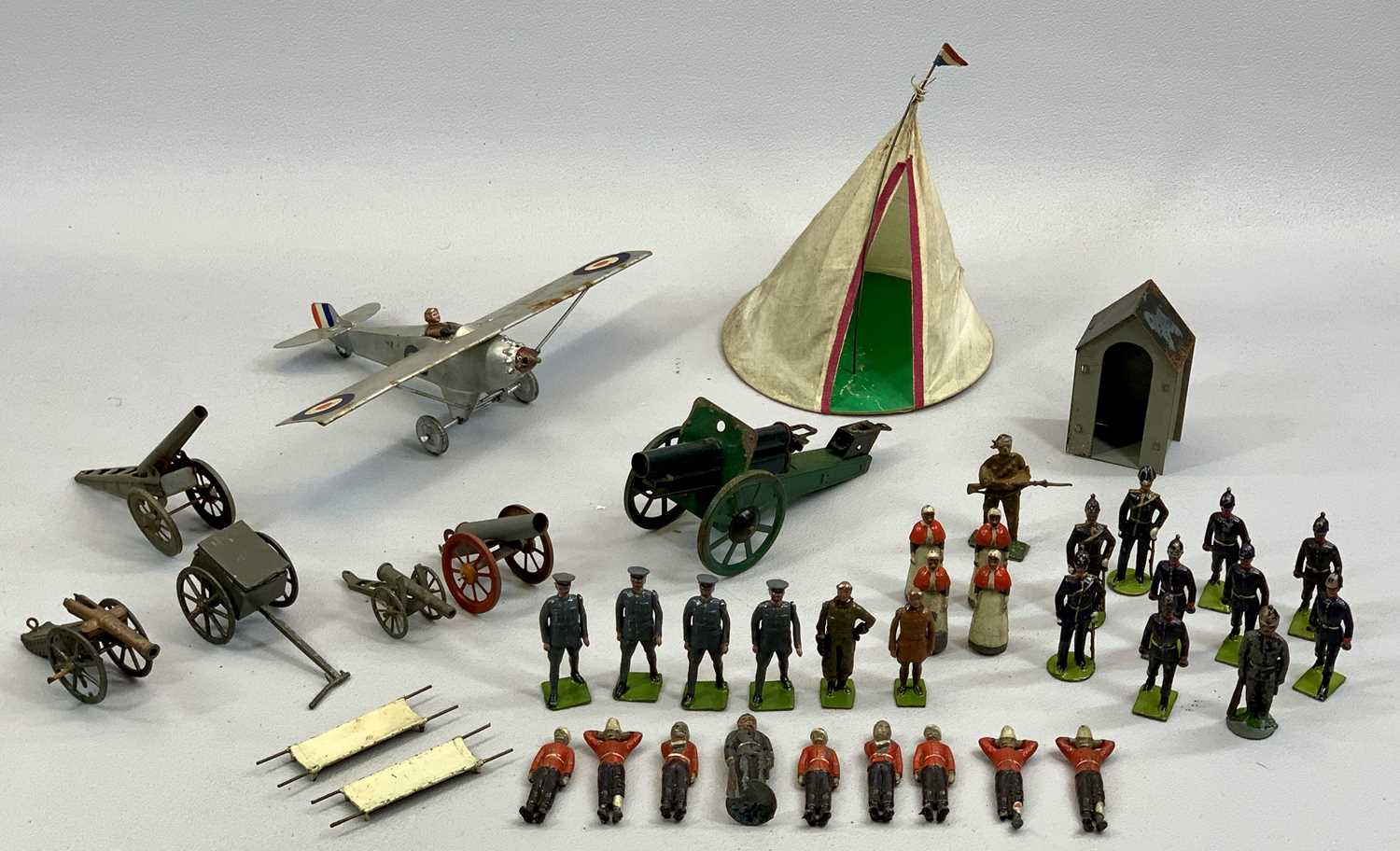 THE MILITARY CLUB HOUSE: W BRITAIN'S BRITISH SOLDIERS & IRISH HANDPAINTED LEAD SOLDIERS, large - Image 5 of 8